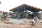Les stagiaires de la filière maçonnerie achèvent la construction d'un hangard à Kolia
