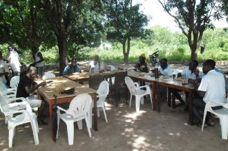 Le personnel de l'école est invité à partager le repas de la fête de tabaski chez un collègue muslman.
