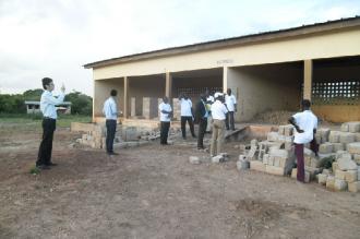 La délégation chinoise accompagnée par le DR de Korhogo visite les locaux dégradés de l'établissement 